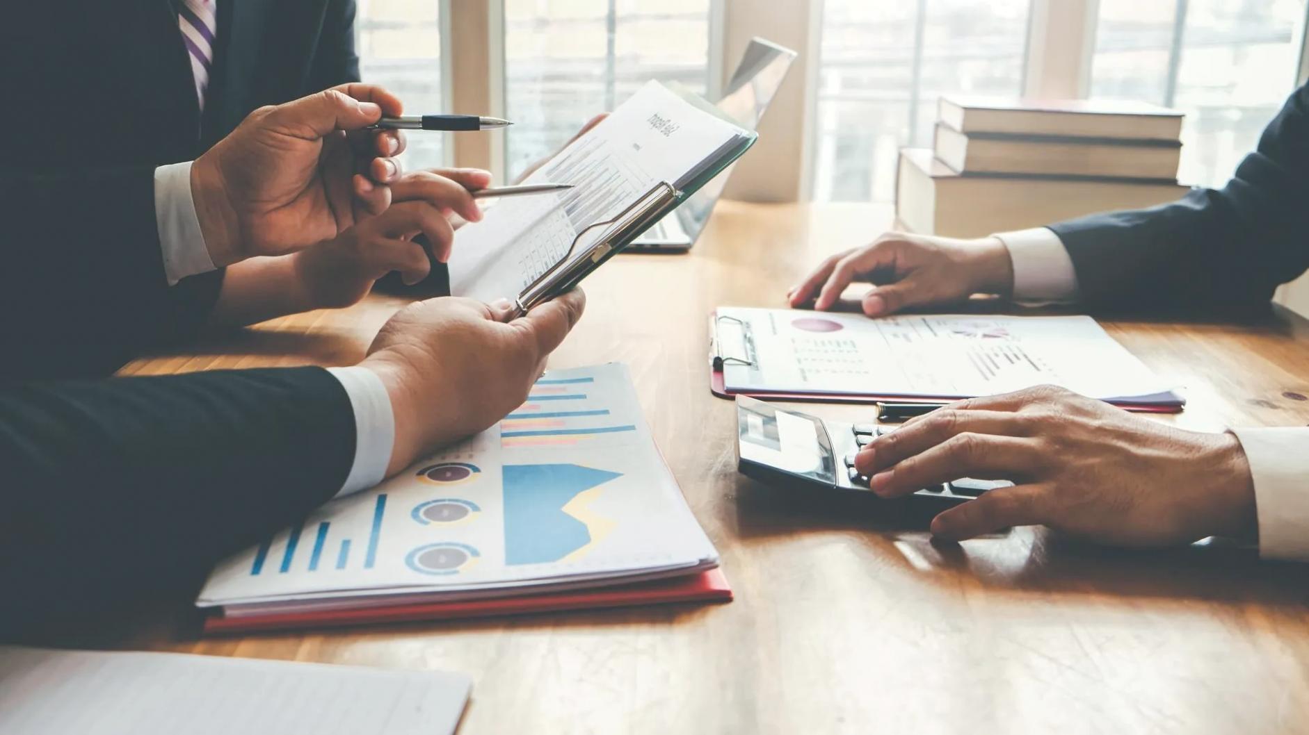 Professionelles Team bei der Finanzanalyse-Schulung